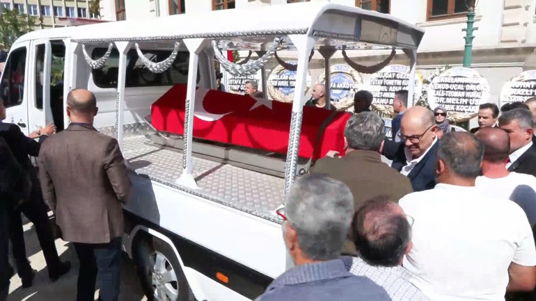 Usta gazeteci Güneri Cıvaoğluna veda töreni... Son yolculuğuna uğurlandı