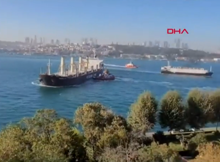 İstanbul Boğazında faciadan dönüldü İki yük gemisi çarpıştı