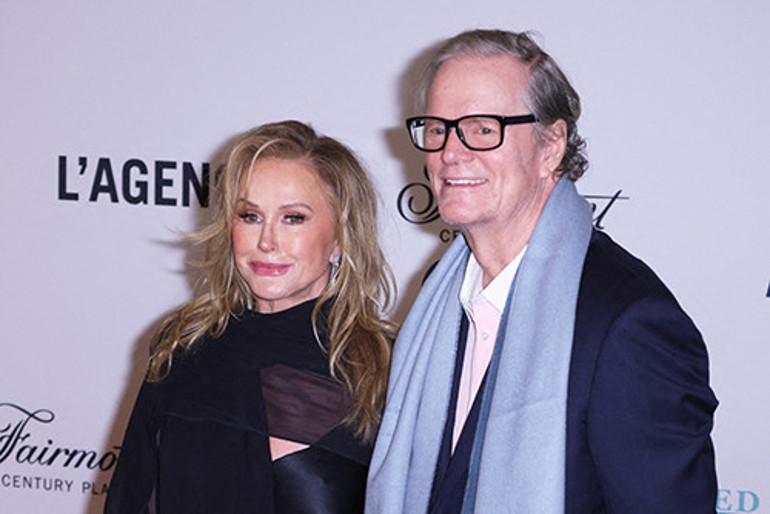 Sosyetik güzelin kulağına küpe anne sözü:  Asla kocanla dargın uyuma