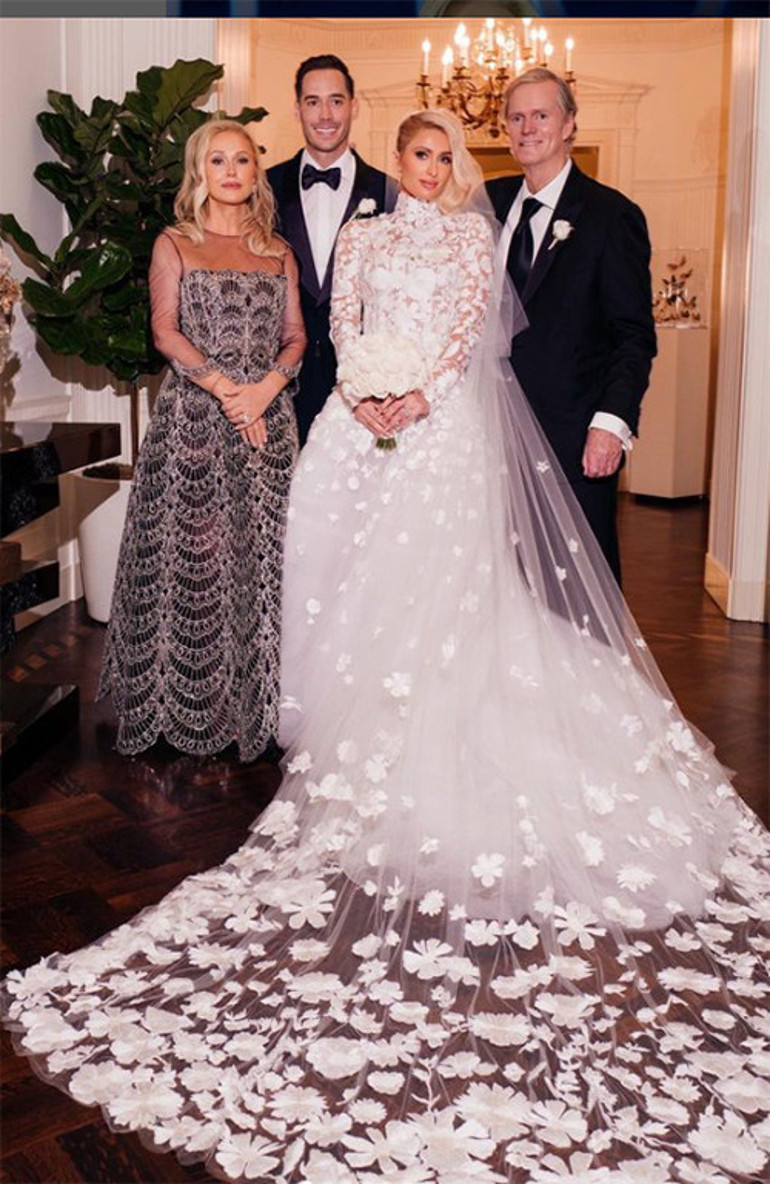 Sosyetik güzelin kulağına küpe anne sözü:  Asla kocanla dargın uyuma