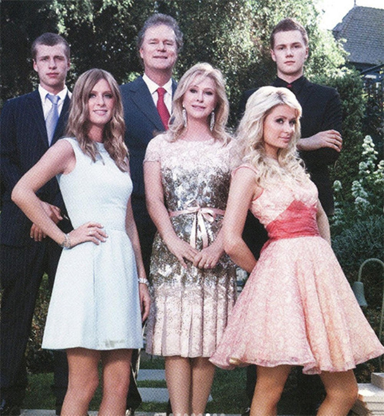 Sosyetik güzelin kulağına küpe anne sözü:  Asla kocanla dargın uyuma