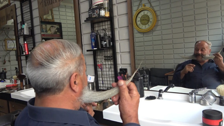 Bıyıklarını kesmesi için teklif edilen rakam şaşırttı