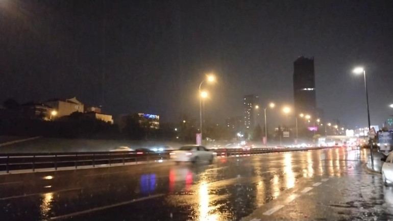 İstanbulda Anadolu Yakasında sağanak yağış etkili oluyor