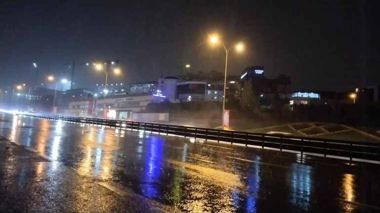 İstanbulda Anadolu Yakasında sağanak yağış etkili oluyor