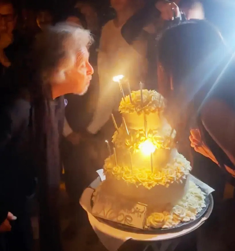 Kendisinden 54 yaş büyük efsane oyuncunun çocuğunu doğurmuştu… Bir başka ünlüyle otel kaçamağında yakalandı