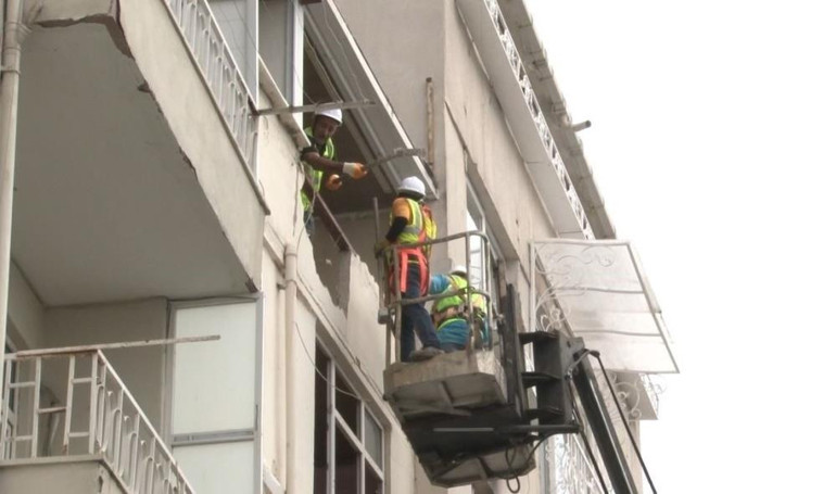 4. kattaki dairenin banyosu çökmüştü: İstanbuldaki yarım asırlık bina yıkılıyor