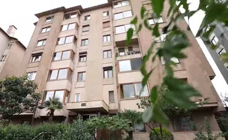 Ünlü türkücü iki ayrı evde yaşıyor Mardinde tarih kokan konak...