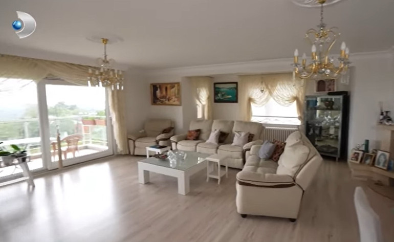 Ünlü türkücü iki ayrı evde yaşıyor Mardinde tarih kokan konak...