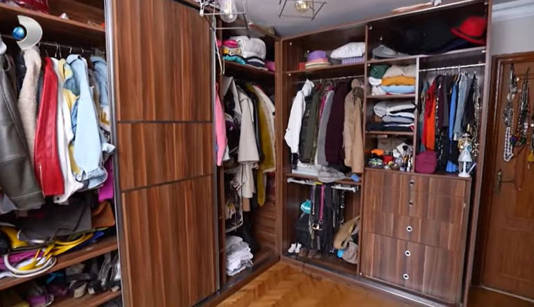 Ünlü türkücü iki ayrı evde yaşıyor Mardinde tarih kokan konak...