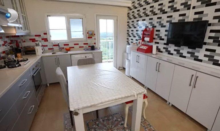 Ünlü türkücü iki ayrı evde yaşıyor Mardinde tarih kokan konak...