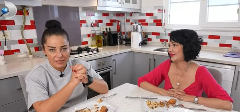 Ünlü türkücü iki ayrı evde yaşıyor Mardinde tarih kokan konak...