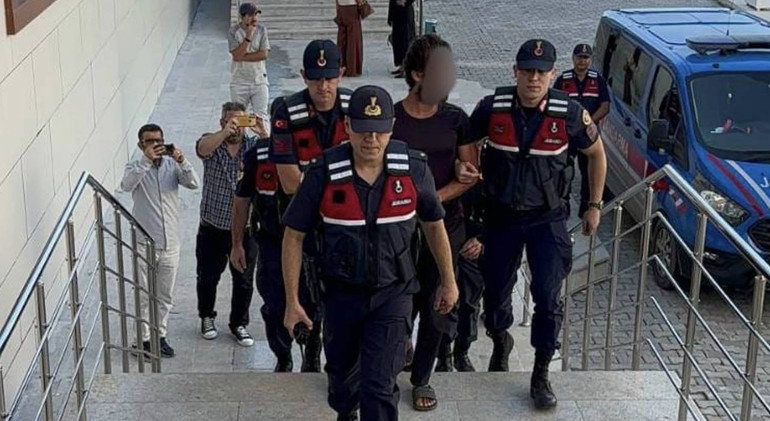 İki genç kıza minibüste cinsel saldırı Makyajlı sapık tutuklandı... İfadesi ortaya çıktı: 2-3 yıldır böyle bir tarzım var