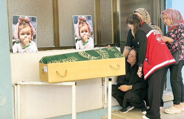 Seni unutmayacağız sıla... Tabut küçük acı büyük