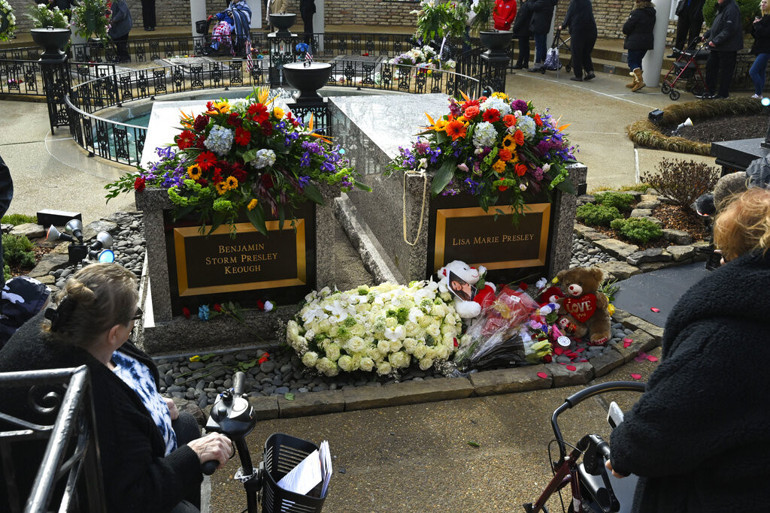 Korkunç gerçek ölümünden sonra ortaya çıktı… Ünlü şarkıcı oğlunun cesedini iki ay evinde saklamış