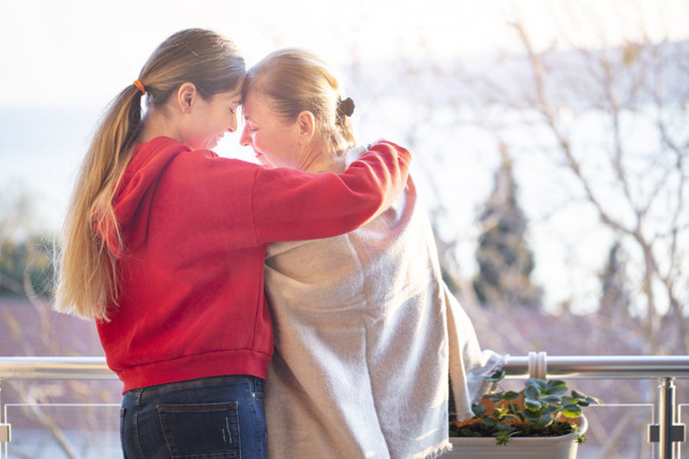 Birden çocuk gibi davranmaya başladı, doktorlar depresyon dedi ama 38 yaşında demans olduğu ortaya çıktı
