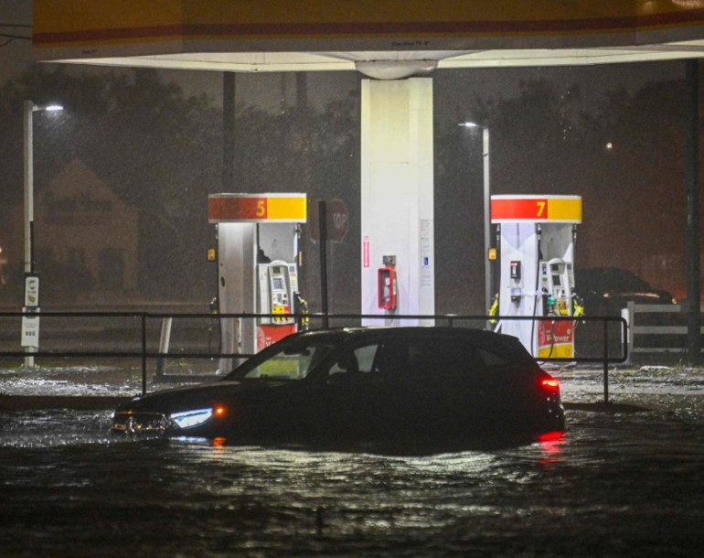 Son dakika.... Milton ABD kıyılarına ulaştı: Sokaklar sular altında, yaklaşık 2 milyon hane elektriksiz, can kayıpları var