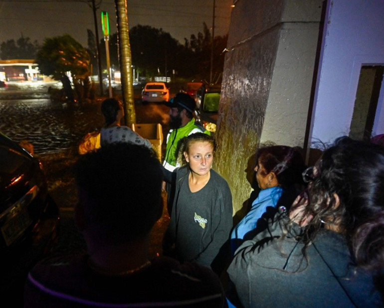 Son dakika.... Milton ABD kıyılarına ulaştı: Sokaklar sular altında, yaklaşık 2 milyon hane elektriksiz, can kayıpları var