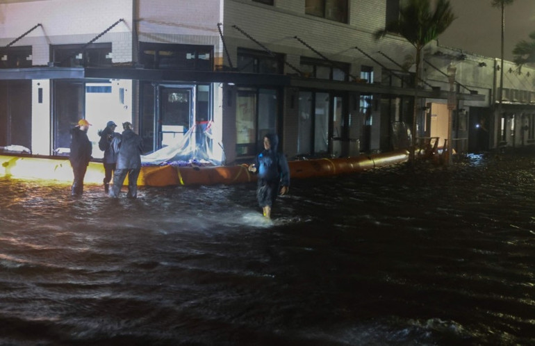 Son dakika.... Milton ABD kıyılarına ulaştı: Sokaklar sular altında, yaklaşık 2 milyon hane elektriksiz, can kayıpları var