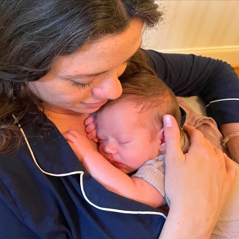 En büyük acıyı ve mutluluğu peş peşe yaşadı… Efsane oyuncunun torun sevinci