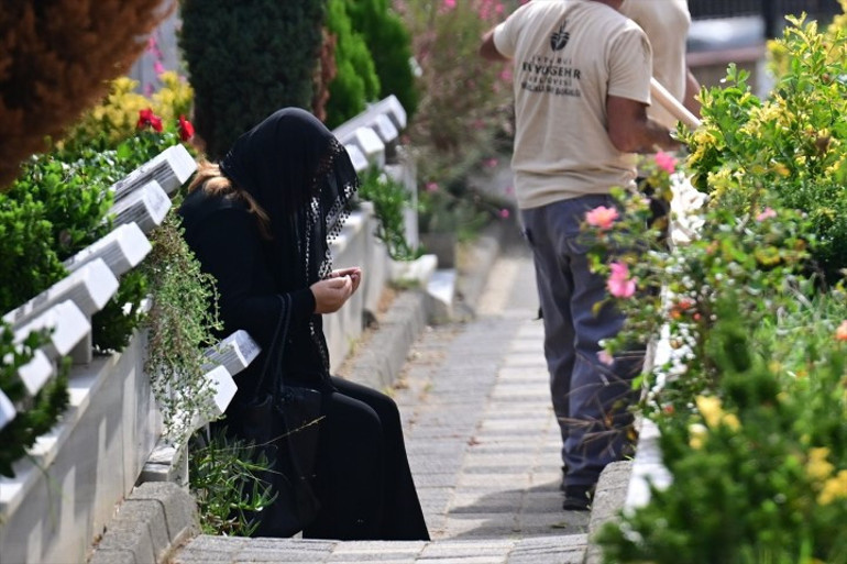 Cem Garipoğlunun kemikleri tekrar mezara yerleştirildi... Defin sırasında dikkat çeken isim: Kabri başında dua okudu