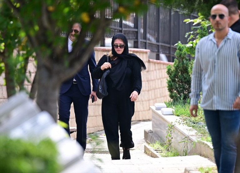 Cem Garipoğlunun kemikleri tekrar mezara yerleştirildi... Defin sırasında dikkat çeken isim: Kabri başında dua okudu