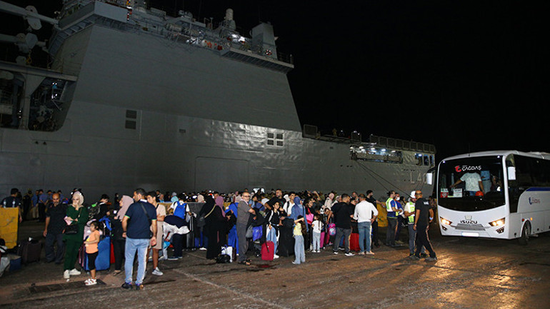 Son dakika... Lübnandan gelen tahliye gemileri Mersin Limanında