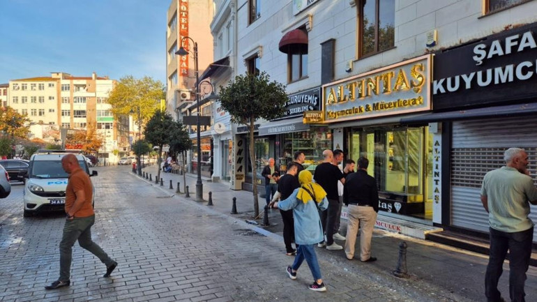 İstanbulda kuyumcu soygunu: 2 kilo altını alarak kaçtılar