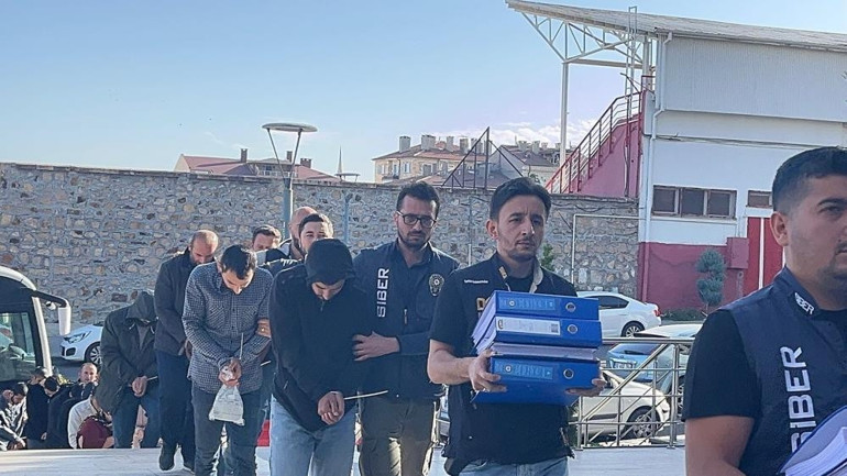 Liderliğini berberin yaptığı çete çökertildi... Google haritalar üzerinden görev verip ağlarına düşürüyorlardı