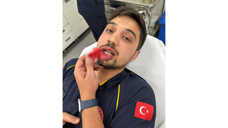 Baba ile oğlu, hasta taşıyan ambulansın önünü kesip sürücüyü darbetti