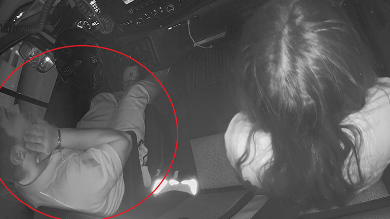 Baba ile oğlu, hasta taşıyan ambulansın önünü kesip sürücüyü darbetti