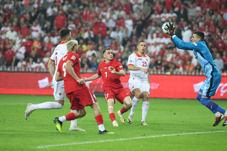 Türkiye - Karadağ maçında Arda Gülerden rencide eden hareket