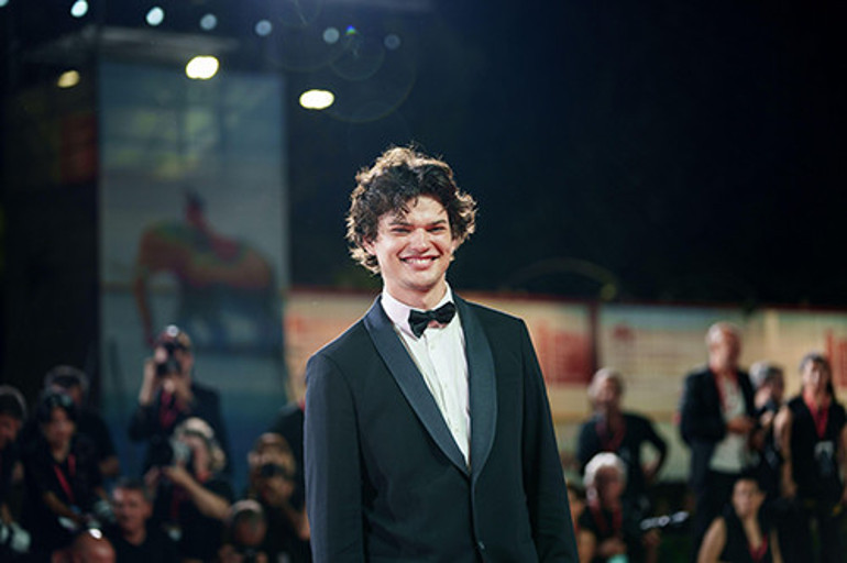 Bakışları birbirini buldu, bir daha ayrılmadılar... Anladım ki kaderimiz birlikte yazılmış