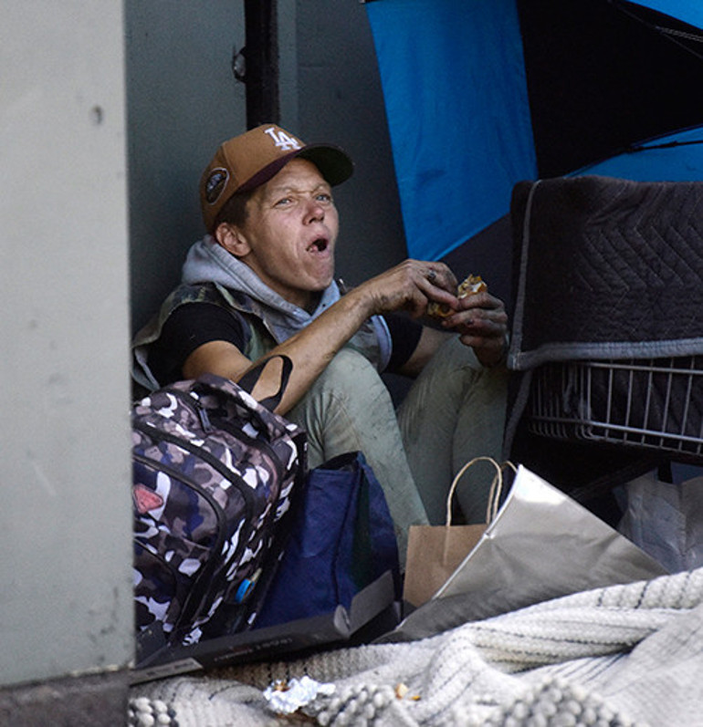 Pırıltılı hayatı göz açıp kapatıncaya kadar bitti: Artık yemeğini bile sokaklarda yiyor