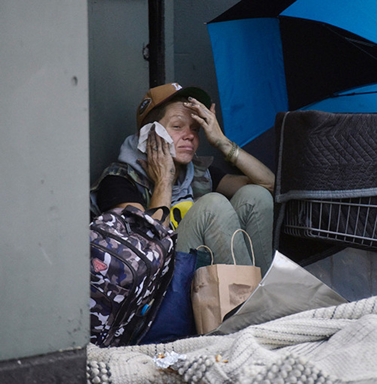 Pırıltılı hayatı göz açıp kapatıncaya kadar bitti: Artık yemeğini bile sokaklarda yiyor