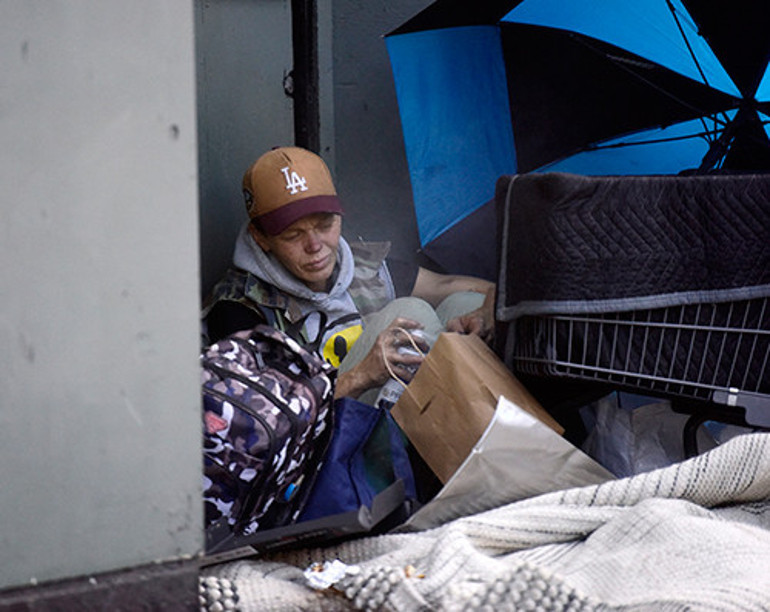 Pırıltılı hayatı göz açıp kapatıncaya kadar bitti: Artık yemeğini bile sokaklarda yiyor