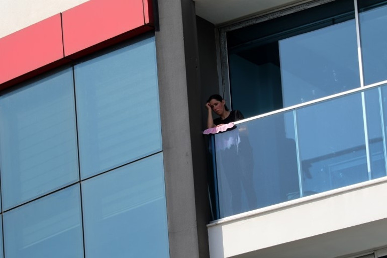 Balkonda temizlik yaparken neye uğradığını şaşırdı: İmdat, beni kurtarın