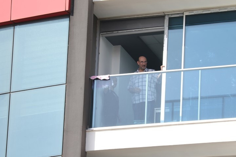 Balkonda temizlik yaparken neye uğradığını şaşırdı: İmdat, beni kurtarın