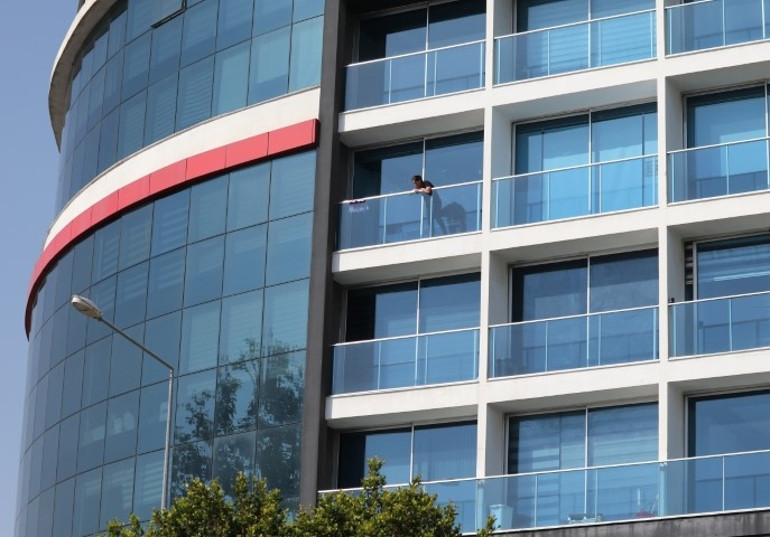 Balkonda temizlik yaparken neye uğradığını şaşırdı: İmdat, beni kurtarın