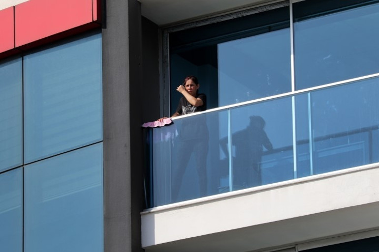 Balkonda temizlik yaparken neye uğradığını şaşırdı: İmdat, beni kurtarın