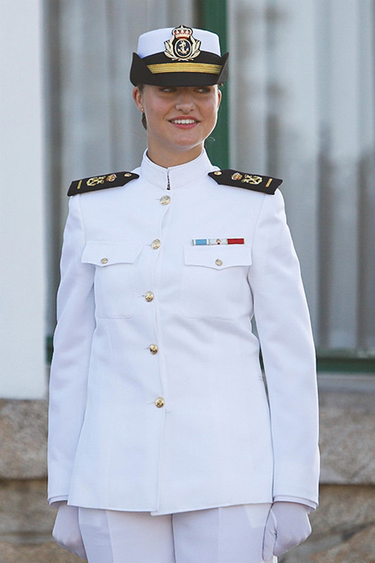 Bitmeyen askerliği çok sevdi... Babasının erkek evlâdı yok ama ne gam