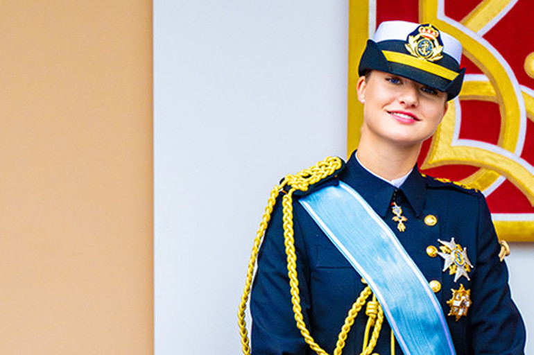 Bitmeyen askerliği çok sevdi... Babasının erkek evlâdı yok ama ne gam