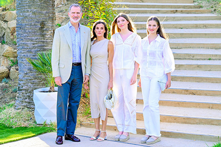 Bitmeyen askerliği çok sevdi... Babasının erkek evlâdı yok ama ne gam