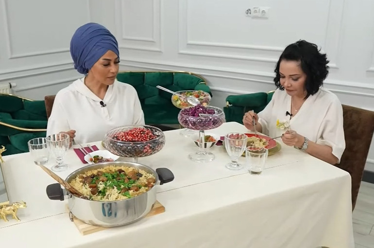 Ünlü türkücü iki ayrı evde yaşıyor Mardinde tarih kokan konak...