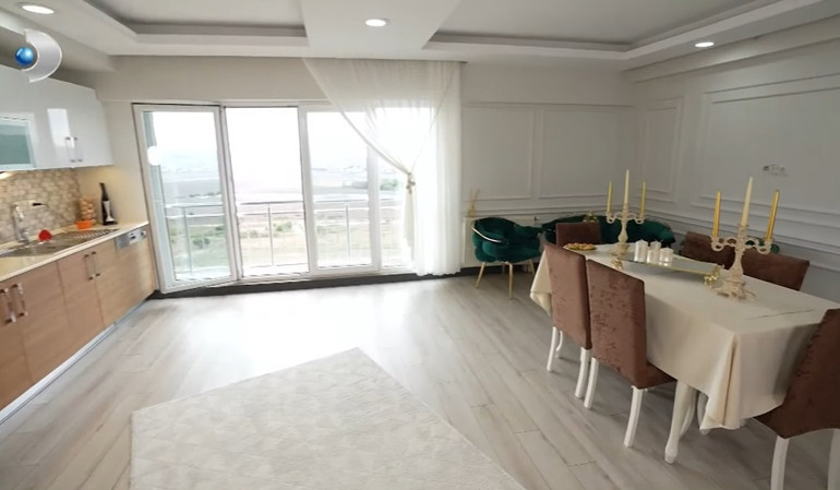 Ünlü türkücü iki ayrı evde yaşıyor Mardinde tarih kokan konak...