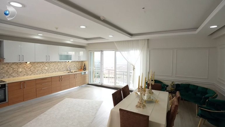 Ünlü türkücü iki ayrı evde yaşıyor Mardinde tarih kokan konak...