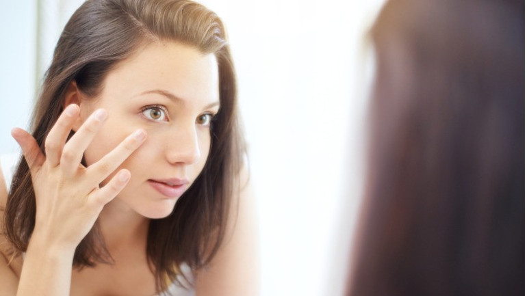 Sadece 20 dakikada göz altı torbalarından kurtulun