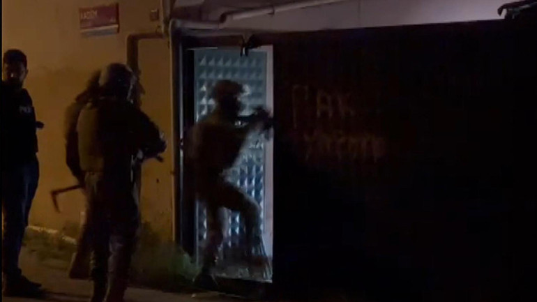 Terk edilen eş, evi ateşe verip eşyaları sokağa attı