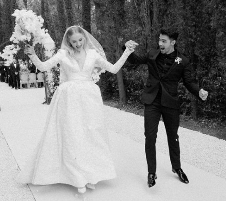 ‘Karım benden ayrılıp başkasının kollarına koştu’ diye üzülüyordu… Ünlü şarkıcı gizemli bir esmerle yakalandı