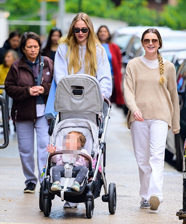 ‘Karım benden ayrılıp başkasının kollarına koştu’ diye üzülüyordu… Ünlü şarkıcı gizemli bir esmerle yakalandı