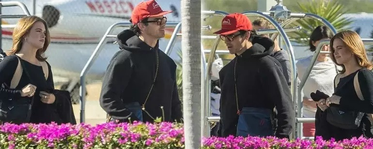 ‘Karım benden ayrılıp başkasının kollarına koştu’ diye üzülüyordu… Ünlü şarkıcı gizemli bir esmerle yakalandı